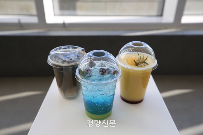 롯데리조트속초  1층 북카페인 슬로우라운지에서는 바다를 모티브로 한 다양한 음료를 판매한다. 이윤정 기자