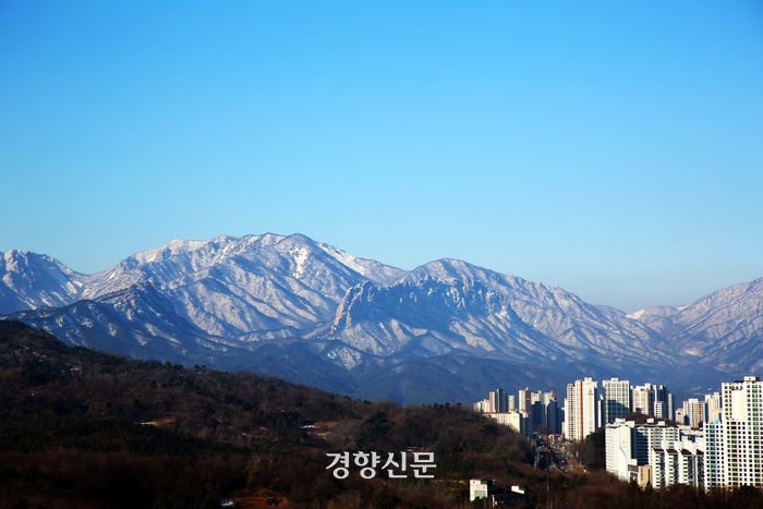 롯데리조트속초에서 바라본 설악. 이윤정 기자