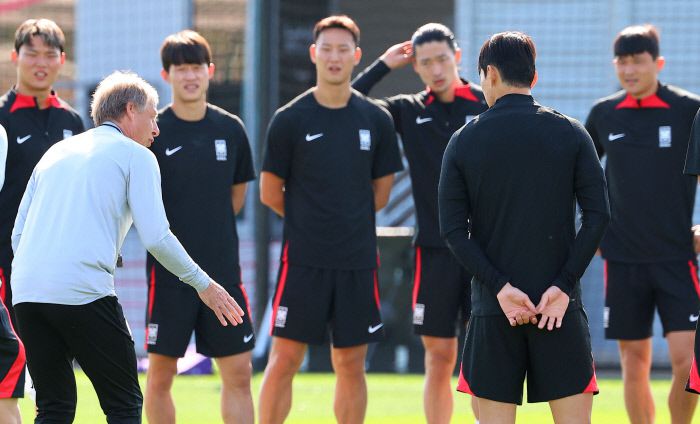 위르겐 클린스만 축구대표팀 감독(앞쪽 왼쪽)이 14일 카타르 도하 알 에글라 훈련장에서 진행된 바레인과의 아시안컵 조별리그 1차전을 앞둔 마지막 훈련에서 선수들에게 작전을 지시하고 있다. 도하 | 연합뉴스
