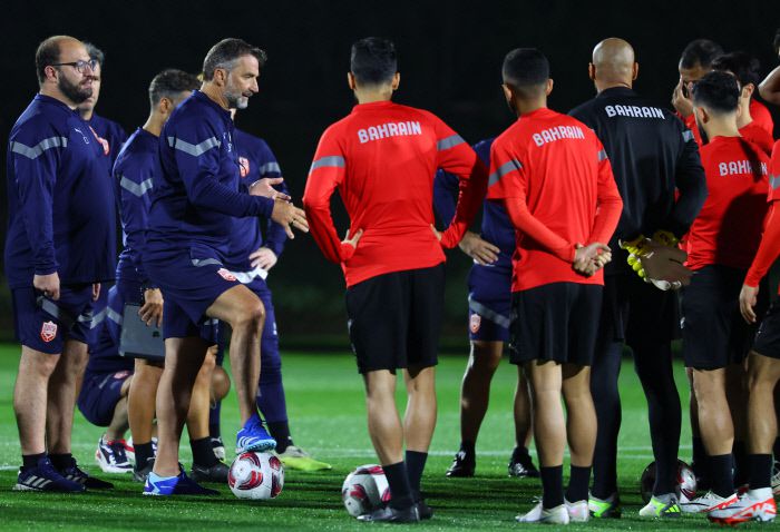 후안 피치 바레인 축구대표팀 감독(왼쪽에서 두번째)이 14일 카타르 도하 카타르대학 훈련장에서 한국과의 아시안컵 예선 1차전을 앞두고 선수들과 미팅을 하고 있다. 도하 | 연합뉴스