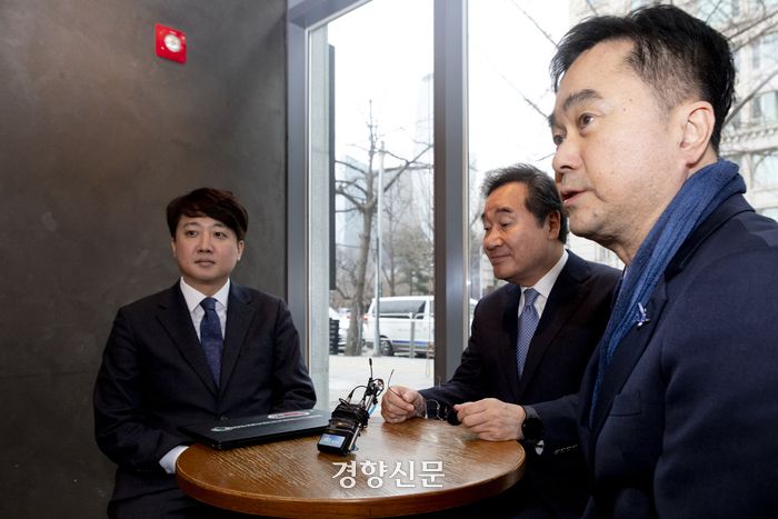 더불어민주당을 탈당한 이낙연 전 대표(가운데)와 김종민 의원(오른쪽), 국민의힘에서 탈당한 이준석 개혁신당(가칭) 정강정책위원장(왼쪽)이 14일 서울 여의도의 한 카페에서 만나 이야기를 나누고 있다. 문재원 기자