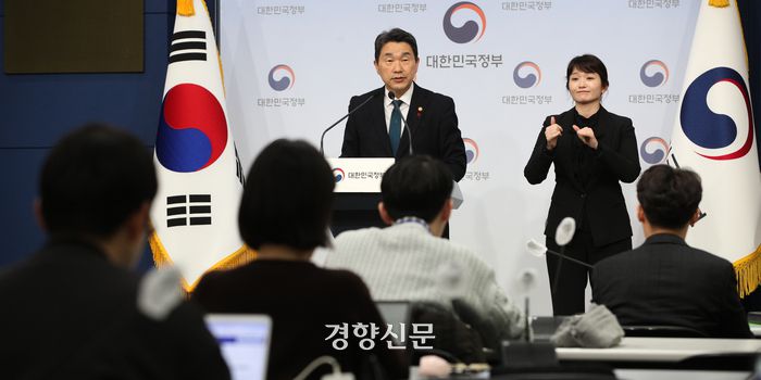 이주호 부총리 겸 교육부 장관이 16일 서울 종로구 정부서울청사 별관에서 초·중등교육법 시행령 일부 개정안 관련 브리핑을 하고 있다. 성동훈 기자