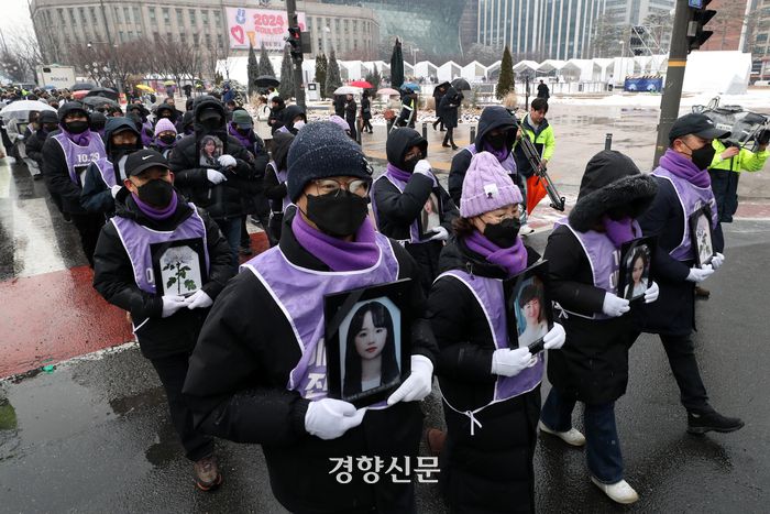 10·29 이태원 참사 유가족협의회와 시민대책회의 관계자들이 17일 서울광장 분향소에서 출발해 특별법 공포와 독립적 조사기구 설립을 촉구하며 희생자들의 영정을 들고 용산 대통령실 방향으로 행진하고 있다.