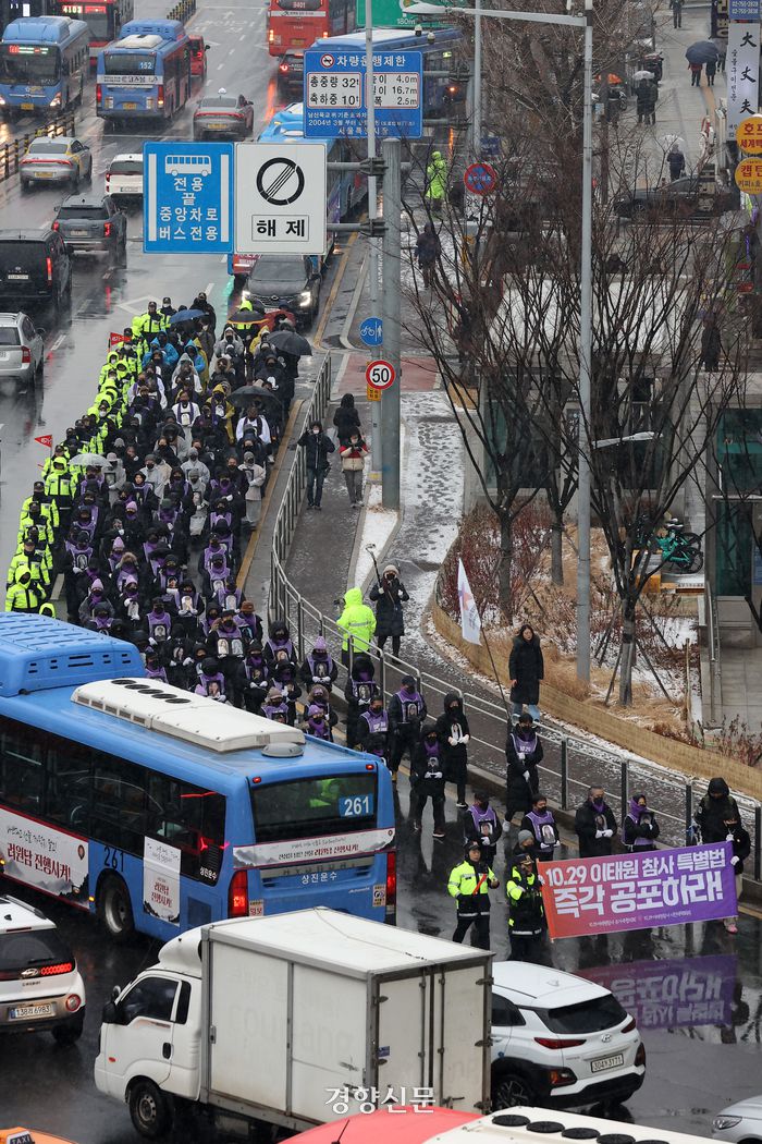 10·29 이태원 참사 유가족협의회와 시민대책회의 관계자들이 17일 서울광장 분향소에서 출발해 특별법 공포와 독립적 조사기구 설립을 촉구하며 희생자들의 영정을 들고 용산 대통령실 방향으로 행진하고 있다.