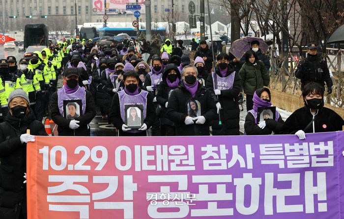 10·29 이태원 참사 유가족협의회와 시민대책회의 관계자들이 17일 서울광장 분향소에서 특별법 공포와 독립적 조사기구 설립을 촉구하며 희생자들의 영정을 들고 용산 대통령실 방향으로 행진하고 있다. 조태형 기자