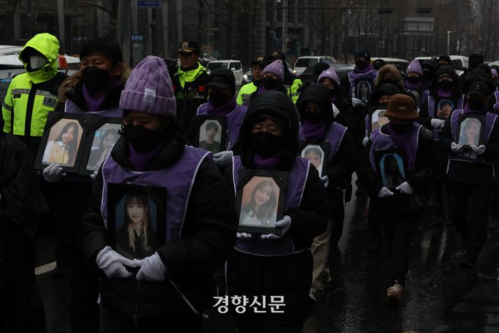 10·29 이태원 참사 유가족협의회와 시민대책회의 관계자들이 17일 서울광장 분향소에서 출발해 특별법 공포와 독립적 조사기구 설립을 촉구하며 희생자들의 영정을 들고 용산 대통령실 방향으로 행진하고 있다.