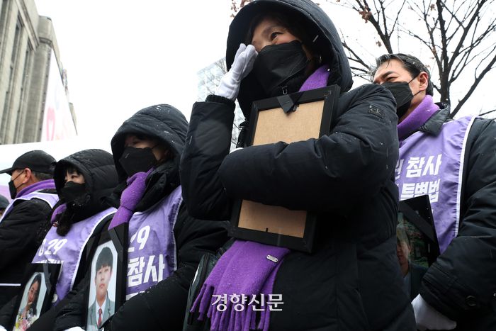 10·29 이태원 참사 유가족들이 17일 서울광장 분향소에서 특별법 공포와 독립적 조사기구 설립을 촉구하며 용산 대통령실 방향으로 행진에 앞서 희생자들의 영정을 품에 안고 슬퍼하고 있다.