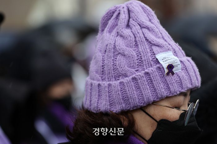 10·29 이태원 참사 유가족이 17일 서울광장 분향소에서 보라색 모자와 배지를 한 채 특별법 공포와 독립적 조사기구 설립 촉구를 위한 행진을 준비하고 있다.