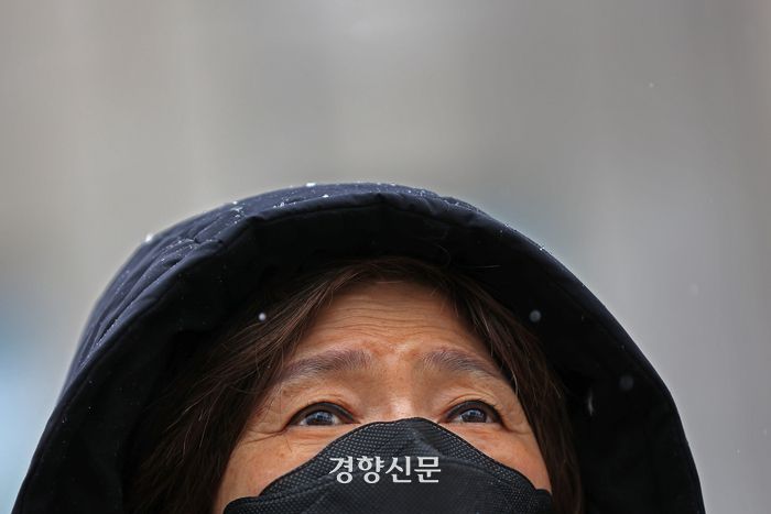 10·29 이태원 참사 유가족이 17일 서울광장 분향소에서 특별법 공포와 독립적 조사기구 설립을 촉구하는 행진에 앞서 생각에 잠겨 있다.