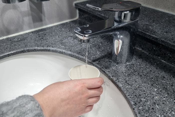 영하 10도 이하로 떨어지는 날씨에서 수도계량기 동파를 방지하기 위해서는 종이컵 한 컵을 45초에 다 채울 수 있는 정도의 속도로 틀어야 한다. 서울시 제공