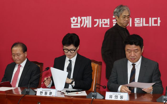 김경율 국민의힘 비상대책위원이 22일 국회에서 열린 비대위 회의에 참석하고 있다. 앞쪽은 윤재옥 원내대표, 한동훈 위원장, 유의동 정책위의장. 연합뉴스