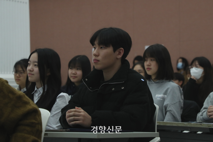 26일 제9회 학생인권의 날 기념식에 참가한 학생들이 앉아서 이야기를 듣고 있다.