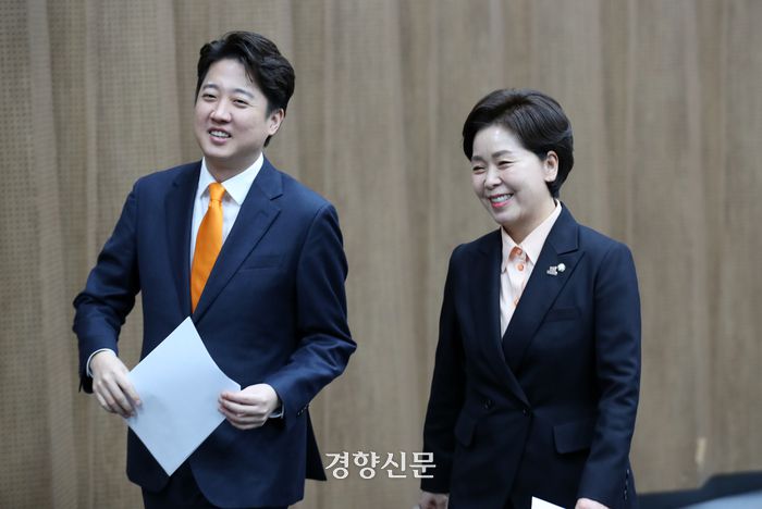 이준석 개혁신당 대표와 양향자 한국의희망 대표가 29일 국회 소통관 기자회견장에서 ‘경찰, 소방 등 여성 신규공무원 병역의무화’를 발표한 후 퇴장하고 있다. 박민규 선임기자