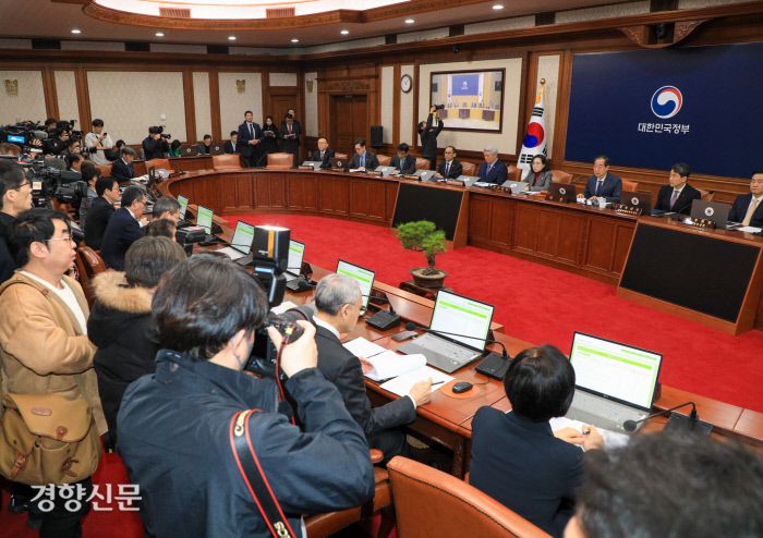 안에선 ‘거부권 의결’ 한덕수 국무총리가 30일 정부서울청사에서 국무회의를 주재하고 있다. 국무회의에서는 이태원 참사 특별법에 대한 재의요구안이 의결됐다. 이준헌 기자 heon@kyunghyang.com