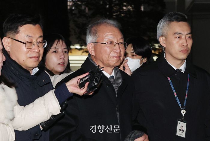 사법농단 사건으로 재판에 넘겨진 양승태 전 대법원장이 지난 26일 오후 1심에서 무죄를 선고받은 뒤 서울 서초구 서울중앙지법 청사를 나서고 있다. 문재원 기자