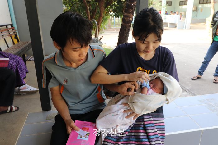 한 부부가 지난 19일 오전 매따오 클리닉에서 딸의 출생 등록을 준비하고 있다. 매따오 클리닉에서 출산 후 3일이 지나면 출생 등록을 할 수 있다. 원칙적으로 클리닉 내부에서 사진 촬영은 금지되나, 이날 클리닉 직원의 동행 하에 당사자 동의를 받아 촬영했다. 매솟｜김서영 순회특파원