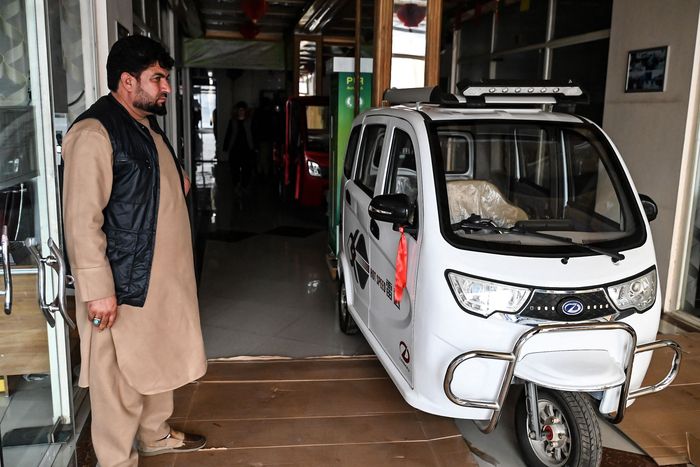 카불 차이나타운의 한 상점에서 한 아프간 상인이 중국 전기차를 보고 있다. 2024년 1월 28일 촬영./AFP연합뉴스