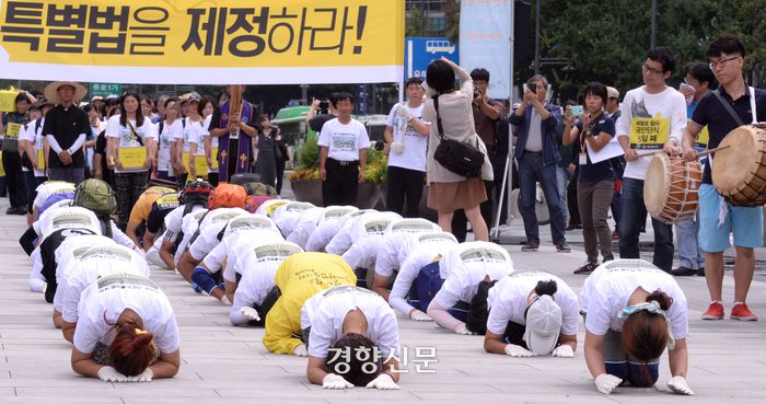 세월호 참사 유가족들이 2014년 9월 2일 진상규명을 위한 특별법 제정을 촉구하며 서울 광화문광장에서 청와대를 향해 삼보일배로 이동하고 있다. 경향신문 DB