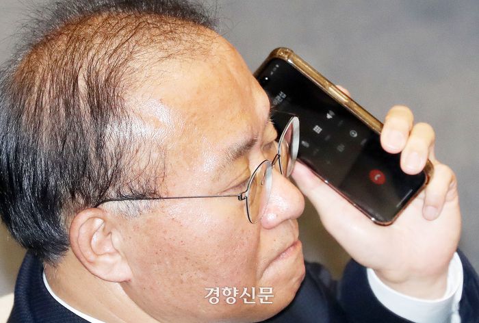 윤재옥 국민의힘 원내대표가 1일 국회 본회의장에서 중대재해처벌법 유예가 무산된 후 이관섭 대통령비서실장과 통화하고 있다. 2024.02.01 박민규 선임기자