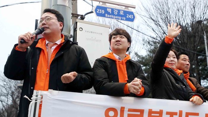 개혁신당의 이준석(가운데) 대표와 양향자(사진 오른쪽) 원내대표, 천하람 최고위원이 1일 전남 순천시를 찾아 정책홍보를 하고 있다. 연합뉴스