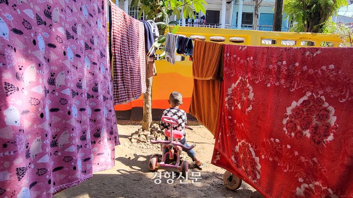 아동 17명이 모여 사는 태국 매솟의 한 가정에서 한 아이가 자전거를 타고 있다. 매솟｜김서영 순회특파원