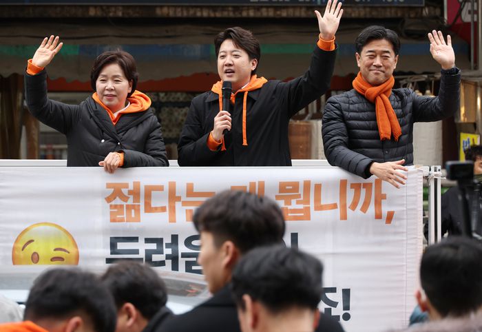 개혁신당 이준석 대표(가운데) 등 당 지도부가 3일 대구 서문시장에서 정책 홍보를 벌이고 있다. 연합뉴스