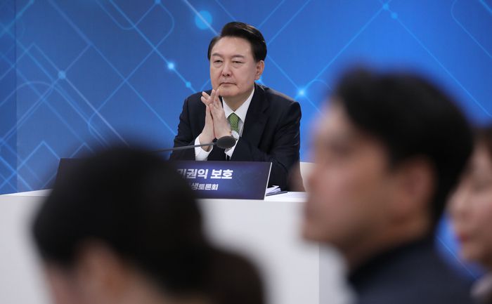 윤석열 대통령이 30일 경기 성남시 판교제2테크노밸리 기업지원허브에서 열린 일곱번째 국민과 함께하는 민생토론회에 참석하여 국민의 의견을 듣고 있다. /김창길 기자