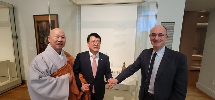 5일(현지시간) 미국 보스턴 미술관에서 고려시대 스님들 사리의 기증, 사리구의 임시대여에 합의한 조계종 혜공스님과 최응천 문화재청장·매튜 테이텔바움 보스턴 미술관장(왼쪽부터)이 기념촬영을 하고 있다. 문화재청 제공