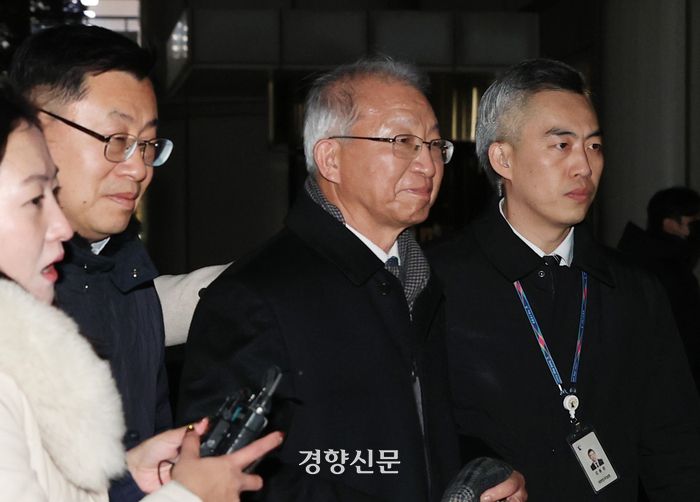 사법농단 사건으로 재판에 넘겨진 양승태 전 대법원장이 지난 26일 오후 1심에서 무죄를 선고받은 뒤 서울 서초구 서울중앙지법 청사를 나서고 있다. 문재원 기자