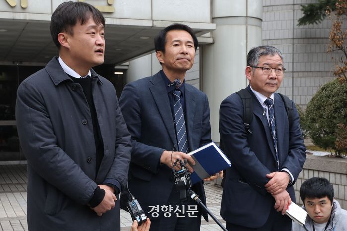 가습기살균제 피해자들이 국가를 상대로 한 손해배상 청구 2심 소송에서 승소한 6일 피해자 법률대리인단인 (왼쪽부터) 남성욱, 송기호, 이정일 변호사가 소감을 밝히고 있다. 2024.02.06 한수빈 기자
