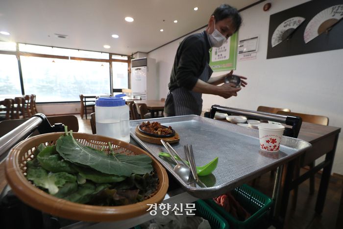 인천 서구에서 쌈밥집을 운영하는 나민채씨가 10일 고객이 식사를 마친 테이블을 정리하고 있다. 2024.01.10 권도현 기자