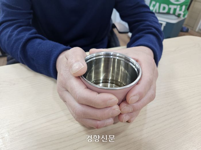 지난달 29일 서울 서대문구에서 만난 노경하씨(가명) 16년간 운영한 식당을 폐업하고 파산 신청을 결정한 계기를 얘기하고 있다. 김송이 기자