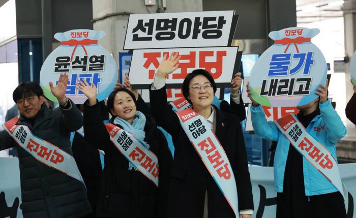 손 흔들며 인사 윤희숙 상임대표(왼쪽에서 세번째) 등 진보당 당직자들이 8일 오전 서울 용산역에서 시민들에게 귀성 인사를 하고 있다. 연합뉴스