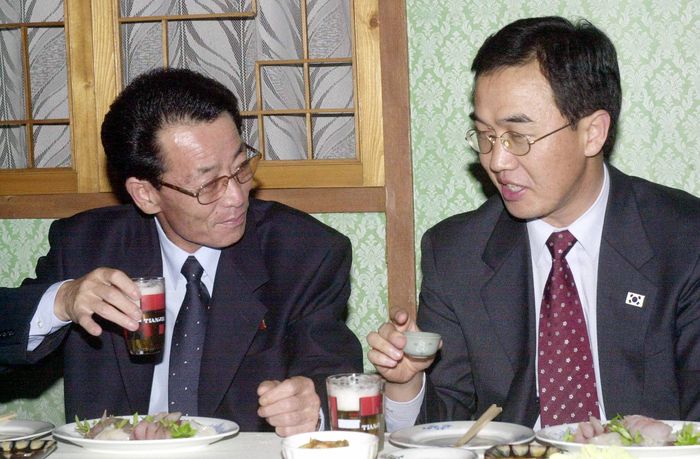 2001년 10월3일 금강산 관광 남북 당국간회담의 남측 조명균 수석대표(오른쪽)가 금강산 지역 금강원에서 열린 만찬에서 김택룡 북측대표단장과 함께 건배하는 모습. 금강산/통일부사진기자단.