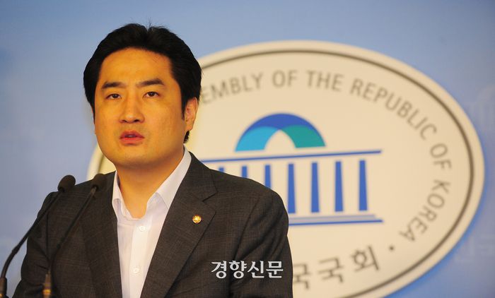 강용석 전 의원이 2010년 9월9일 국회 정론관에서 성희롱 발언에 대해 해명하고 있다. 경향DB