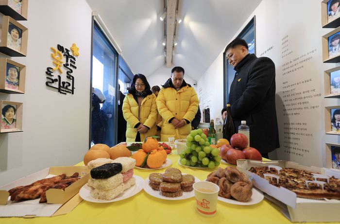 설날인 10일 오후 서울시의회 앞 세월호 기억공간에서 열린 세월호참사 가족·시민 설 명절 합동차례에서 김종기 4.16세월호참사가족협의회 운영위원장 등 유가족들이 묵념하고 있다. 연합뉴스