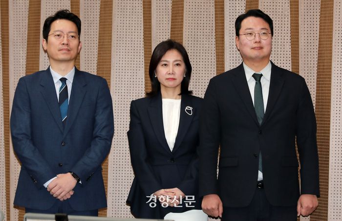 천하람, 허은아, 이기인 개혁신당 공동 창당준비위원장(오른쪽부터)이 12일 국회 소통관 기자회견장에서 국민의힘을 탈당하고 개혁신당에 합류하는 김용남 전 의원의 기자회견을 바라보고 있다. 2024.01.12 박민규 선임기자