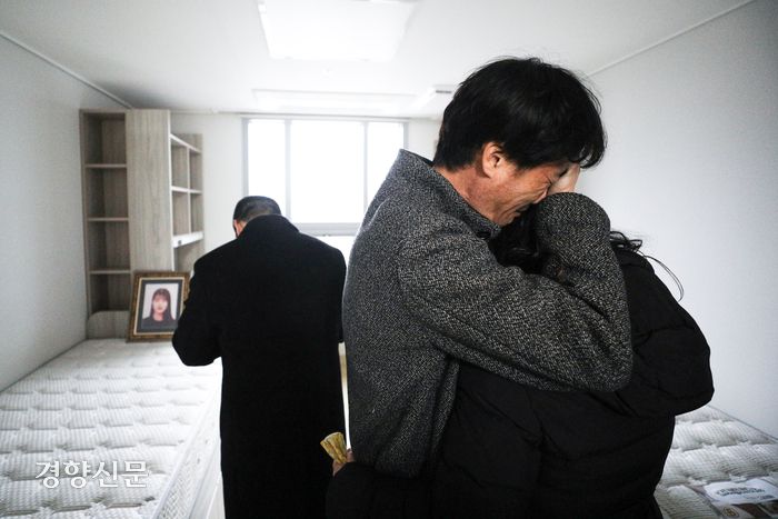 이태원 참사 희생자 고 진세은씨의 아버지 진정호씨와 어머니 설모씨가 15일 서울 구로구 성공회대학교에서 열린 학위수여식이 끝난 뒤 딸이 지내던 기숙사를 찾아 방을 둘러보며 오열하고 있다. 성동훈 기자