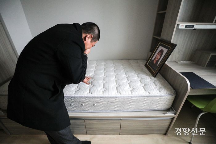 이태원 참사 희생자 고 유연주씨의 아버지 유형우씨가 15일 서울 구로구 성공회대학교에서 열린 학위수여식이 끝난 뒤 기숙사를 찾아 딸이 사용하던 침대를 보고 오열하고 있다. 성동훈 기자