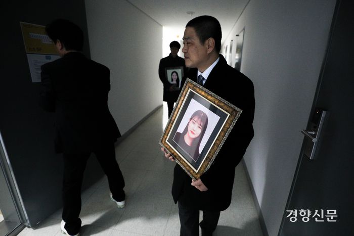 이태원 참사 희생자 고 유연주씨 아버지 유형우씨와 고 진세은씨 아버지 진정호씨가 서울 구로구 성공회대학교에서 열린 학위수여식이 끝난 뒤 고인들이 함께 지냈던 기숙사 방으로 향하고 있다. ‘코로나 학번’이었던 진씨와 유씨는 대학 기숙사 룸메이트로 참사 당일 함께 이태원에 갔다가 돌아오지 못했다. 성동훈 기자