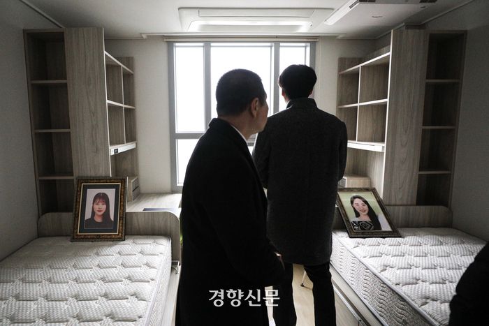 이태원 참사 희생자 고 유연주씨 아버지 유형우씨와 고 진세은씨 아버지 진정호씨가 서울 구로구 성공회대학교에서 열린 학위수여식이 끝난 뒤 고인들이 함께 지냈던 기숙사 방을 둘러보며 슬픔에 빠져 있다. ‘코로나 학번’이었던 진씨와 유씨는 대학 기숙사 룸메이트로 참사 당일 함께 이태원에 갔다가 돌아오지 못했다. 2024.2.15 성동훈 기자