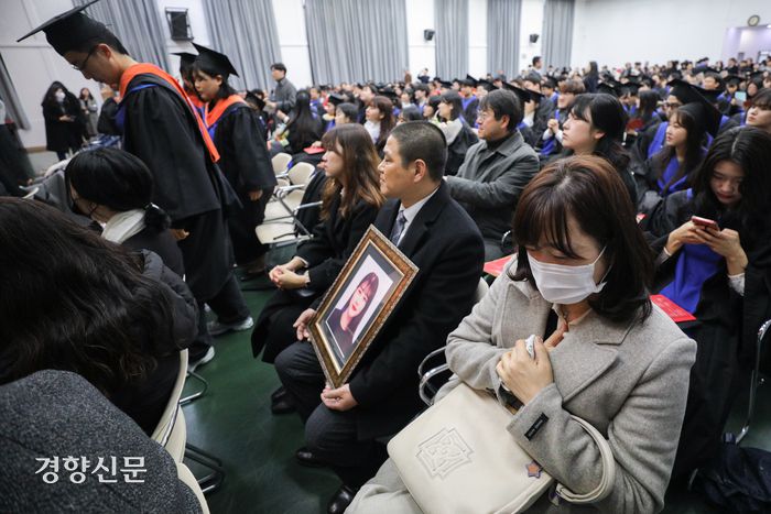 이태원 참사 희생자 고 유연주씨의 어머니 고덕규씨가 15일 딸의 모교인 서울 구로구 성공회대학교에서 열린 학위수여식에 참석해 다른 졸업생들이 학위를 받기 위해 연단으로 향하는 모습을 보고 슬퍼하고 있다. 성동훈 기자