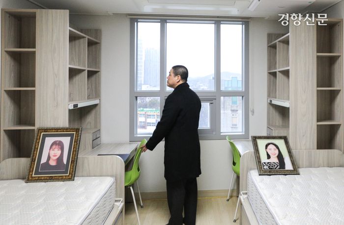 이태원 참사 희생자 고 유연주씨의 아버지 유형우씨가 15일 서울 구로구 성공회대학교에서 열린 학위수여식이 끝난 뒤 기숙사를 찾아 딸이 사용했던 책상(왼쪽)을 보고 슬퍼하고 있다. 오른쪽 침대에는 참사 당일 함께 희생된 고 유씨의 룸메이트 고 진세은씨 영정이 놓여 있다. 성동훈 기자