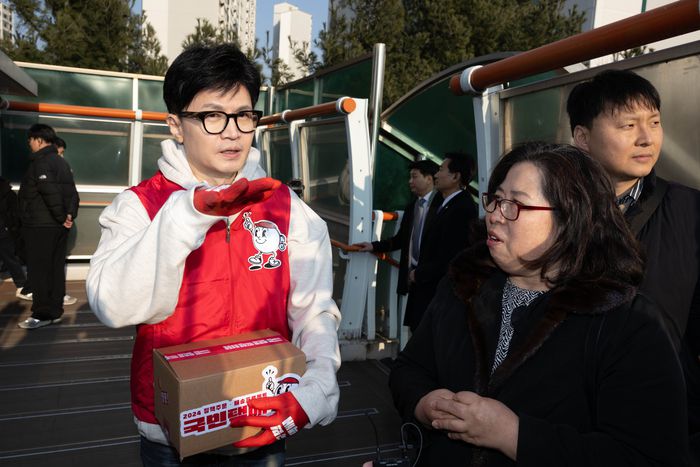 한동훈 국민의힘 비상대책위원장이 지난 1월 31일 경기도 수원시 장안구 보도육교에서 주민들의 민원을 듣고 있다./연합뉴스