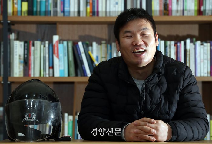 카카오맵과 네이버지도 등에 ‘독립운동사적지’ 등록을 하고 있는 배달라이더 안욱현씨가 14일 서울 정동 경향신문사에서 인터뷰를 하고 있다. 2024.02.14 /서성일 선임기자