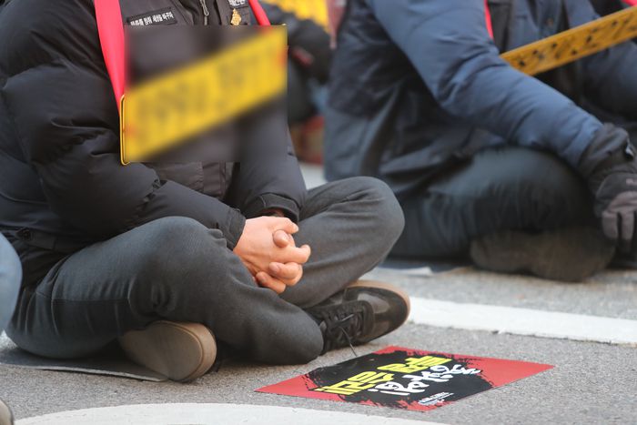 2022년 12월 6일 광주 서구 국민의힘 광주시당 앞 도로에서 민주노총 광주본부가 화물연대 총파업 투쟁을 지지하며 총파업·총력투쟁대회를 하고 있다. 연합뉴스