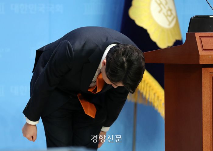 이준석 개혁신당 공동대표가 20일 국회 소통관 기자회견장에서 새로운미래와의 결별에 대한 의견을 밝한 후 고개숙여 인사하고 있다. 2024.02.20 박민규 선임기자