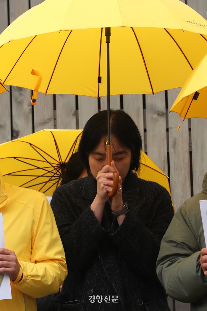 참가자들이 세월호 참사 희생자들에 대해 묵념하고 있다.