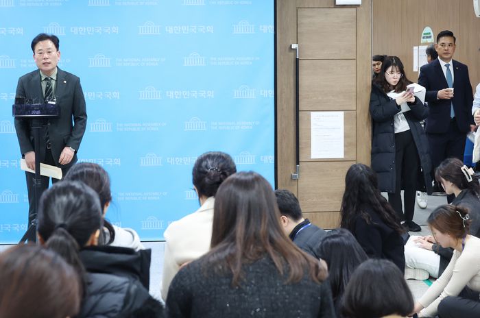 더불어민주당 공천관리위원회로부터 의정활동 평가 하위 랭커로 통보받은 비명계 송갑석(왼쪽), 박영순(오른쪽 푸른색 타이) 의원이 21일 국회 소통관에서 각각 평가에 불만을 제기하는 기자회견을 하고 있다. 연합뉴스