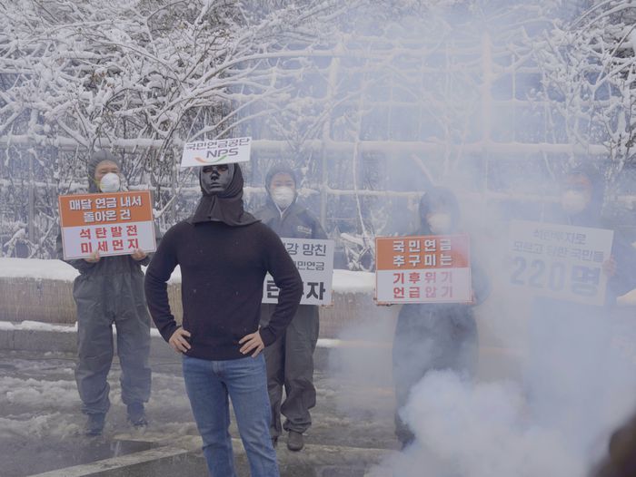 국민연금공단에 손해배상청구 소송을 제기한 원고들과 기후환경단체 활동가 등이 22일 오전 서울 서초구 서울중앙지방법원 앞에서 국민연금공단의 석탄화력발전 투자로 인한 건강피해를 상징하는 퍼포먼스를 벌이고 있다. 기후솔루션 제공.